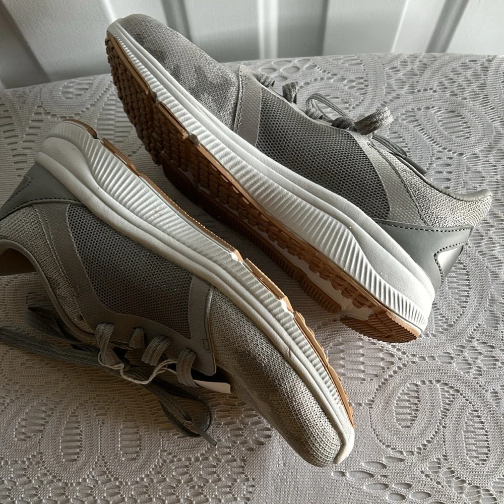 Girls sneakers size 6. - Picture 6 of 6